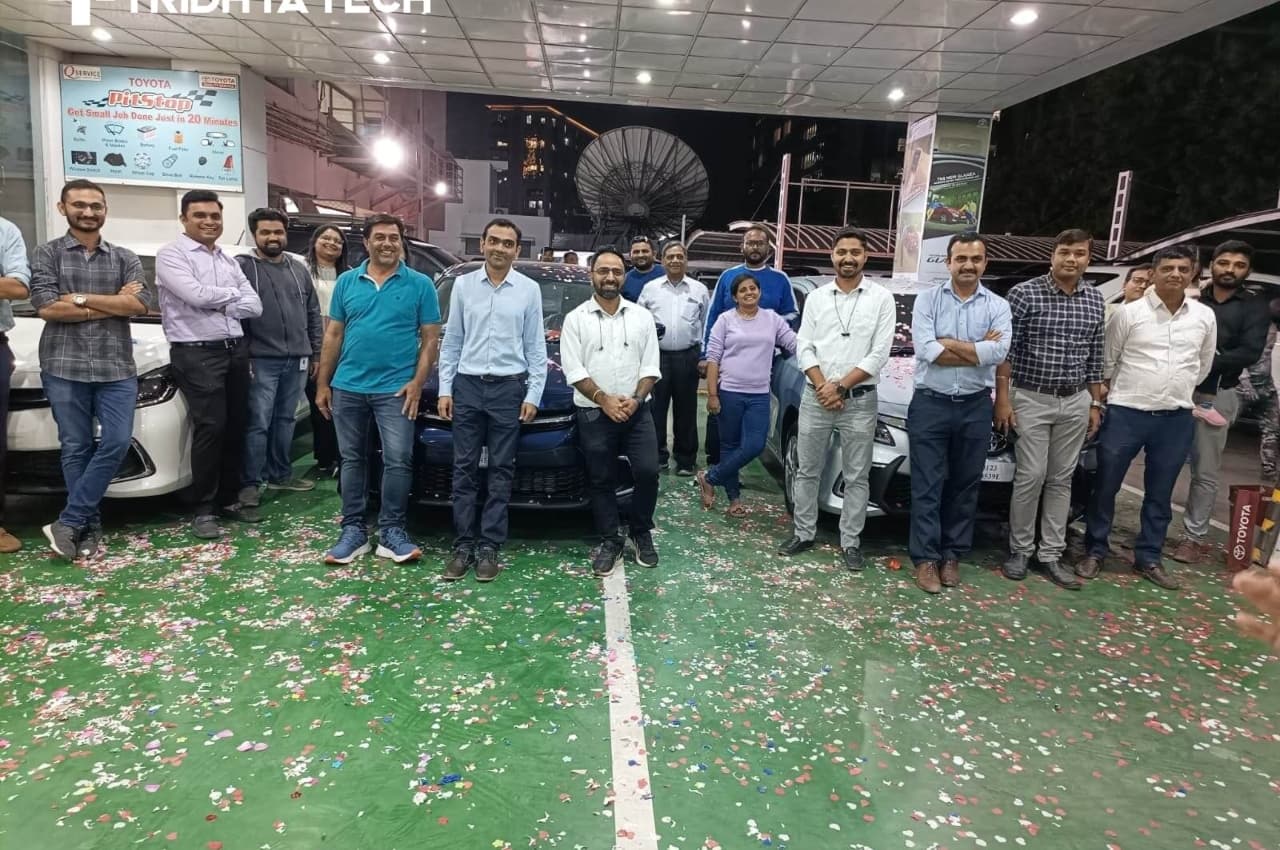 Gujarat News: छंटनी के दौर के बीच अहमदाबाद की ये कंपनी कर्मचारियों पर मेहरबान, ग्रोथ के बाद बांटी चमचमाती कार