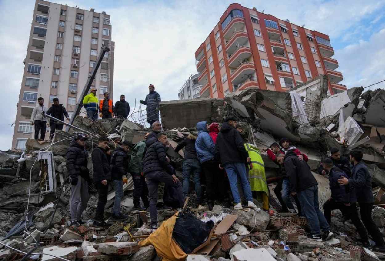 Turkey Earthquake Update: भूकंप ने 4000 से ज्यादा लोगों को मौत की नींद सुलाया, अब मलबे के पहाड़ों में जीवन की तलाश