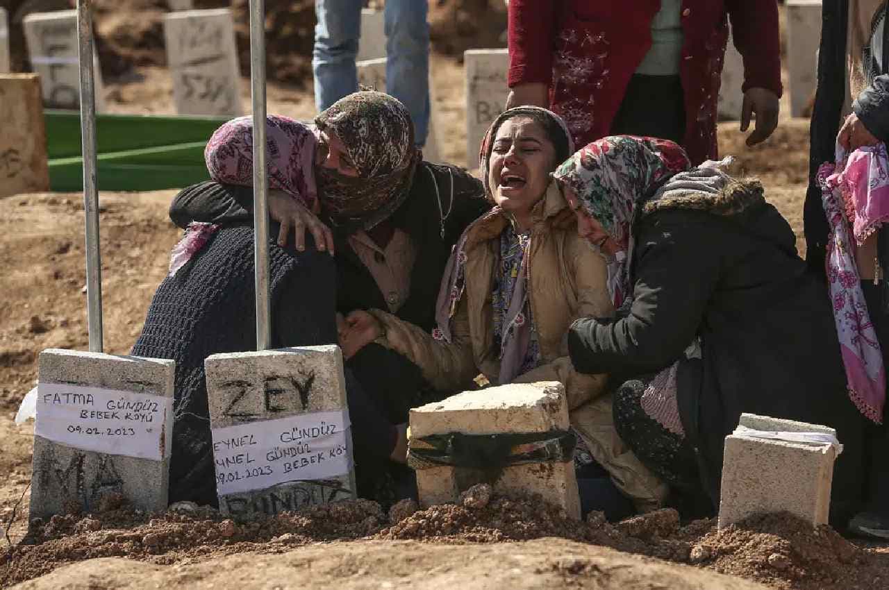 Turkey Syria Earthquakes: तुर्की-सीरिया में भूंकप से 25 हजार से अधिक लोगों की मौत, राहत-बचाव कार्य युद्धस्तर पर जारी