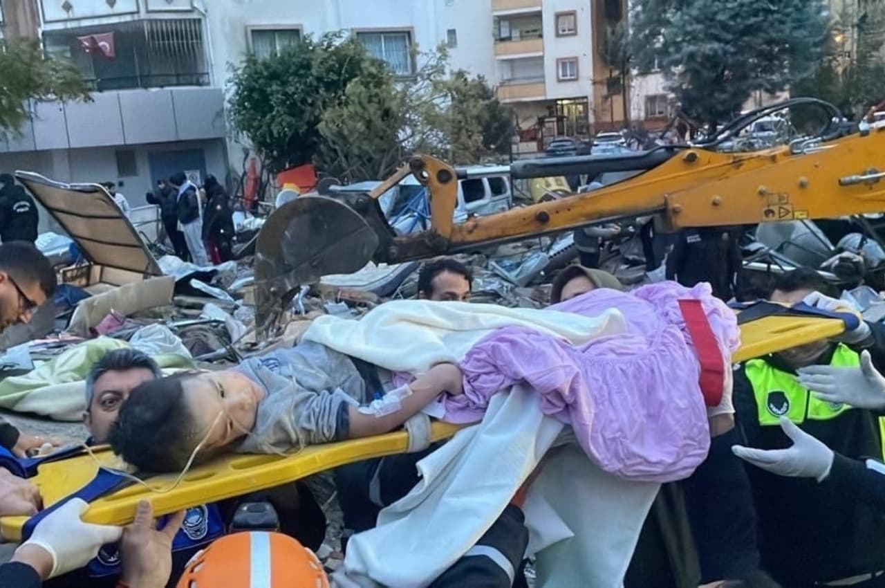 Turkey Earthquake: मलबे में दबी कई जिंदगियां, फोटोज में देखें भयानक मंजर