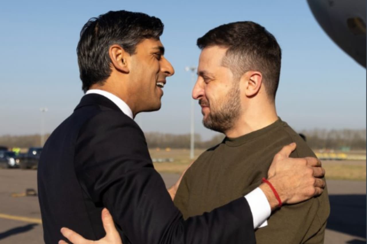 यूक्रेन पर रूसी हमले के बाद पहली बार विदेश यात्रा पर राष्ट्रपति जेलेंस्की, UK के प्रधानमंत्री ऋषि सुनक ने किया स्वागत