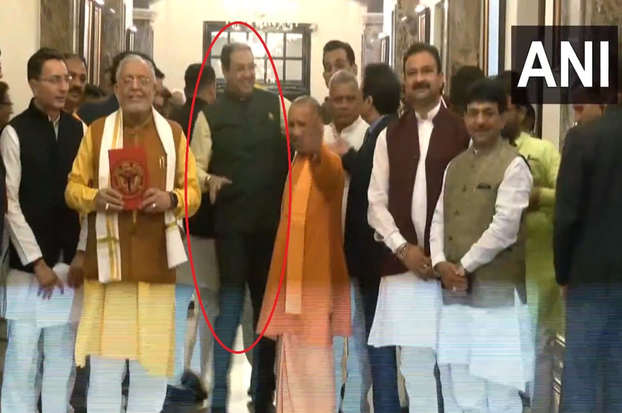 UP Budget 2023: बजट से पहले योगी के साथ फोटो खिंचवाने के लिए मंत्री ने की धक्का-मुक्की, Viral Video