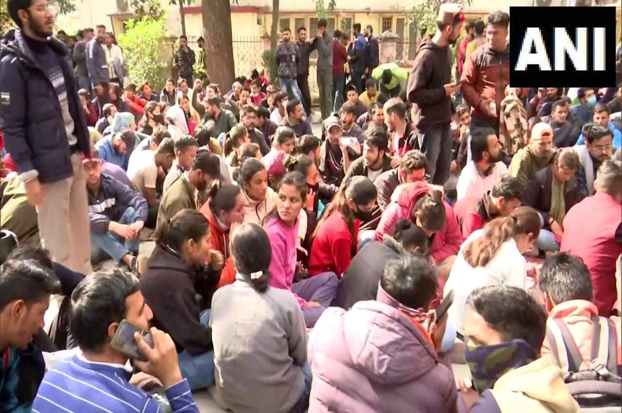 Uttarakhand: देहरादून में पथराव के बाद छात्रों पर लाठीचार्ज, अब सरकार और अधिकारियों ने दिए ये जवाब