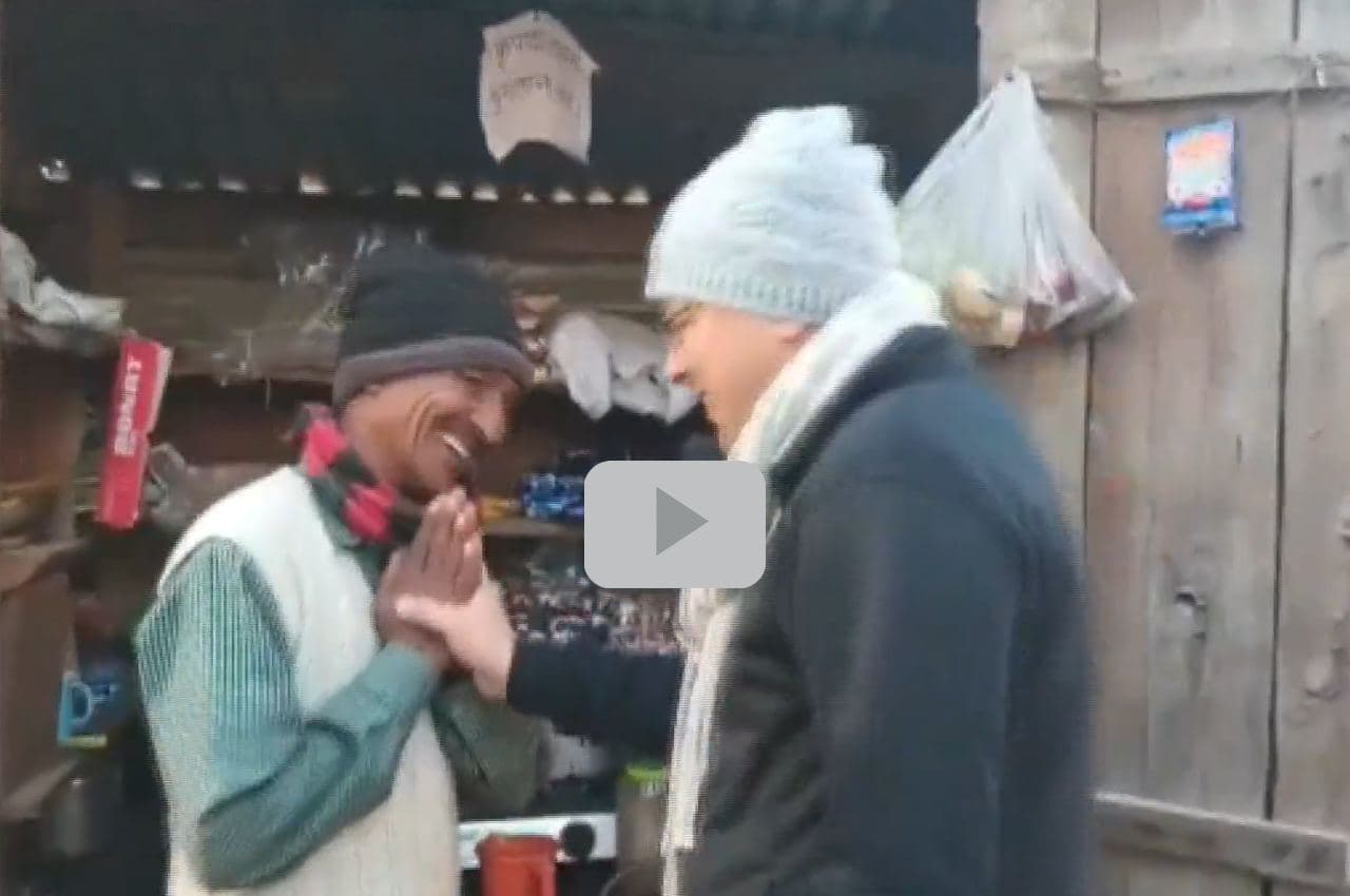 Uttarakhand: जब टहलते-टहलते चाय की गुमटी पर पहुंचे मुख्यमंत्री धामी, लोगों से जाना सरकार का फीडबैक