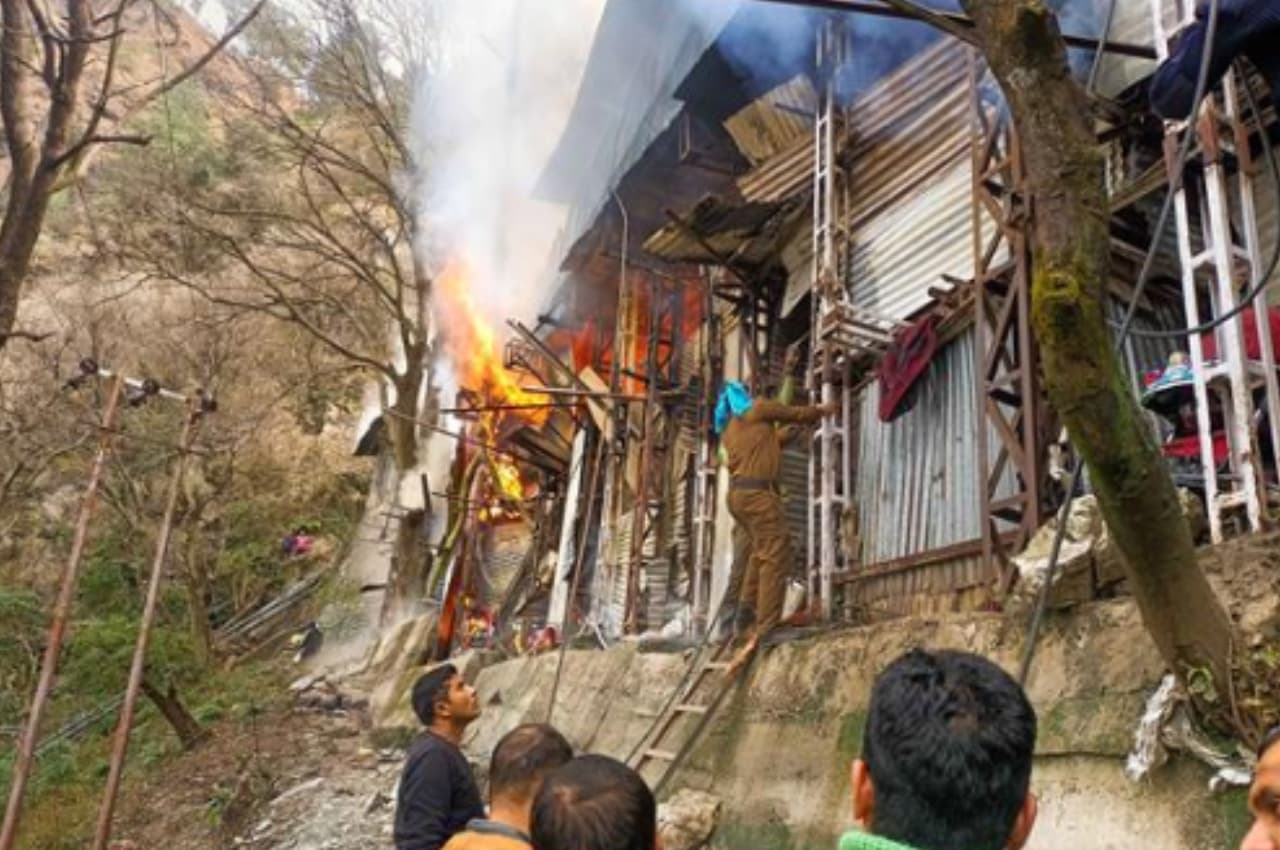 Jammu & Kashmir: वैष्णो देवी मंदिर के पास लगी आग, टला बड़ा हादसा