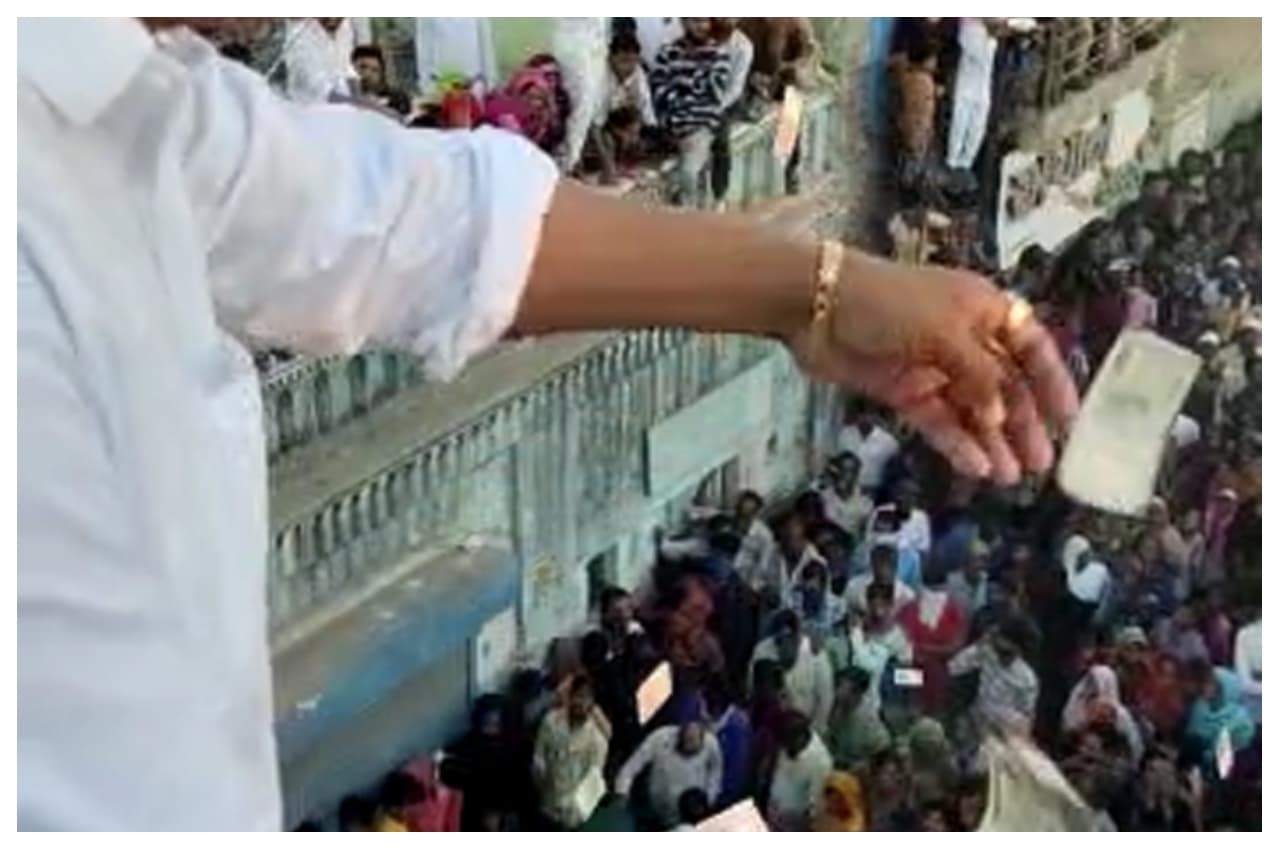 Video Viral: शादी के जश्न में घर की छत से उड़ाए 100-500 के नोट, फिर हुआ ऐसा उड़ जाएंगे होश