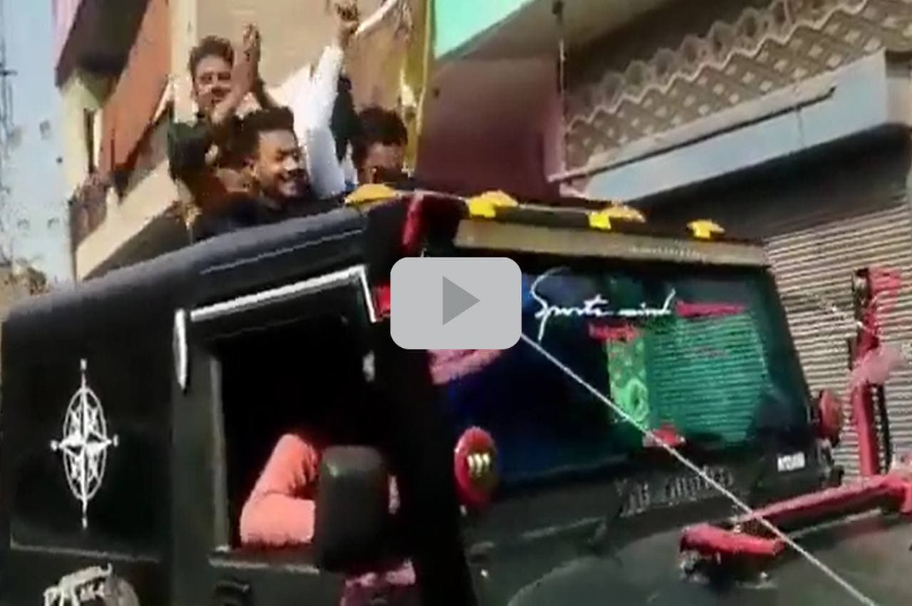 Viral Video: थार है या शादी का घोड़ा, गली में लड़कों की स्टंटबाजी पड़ गई महंगी, लग गया लंबा जाम