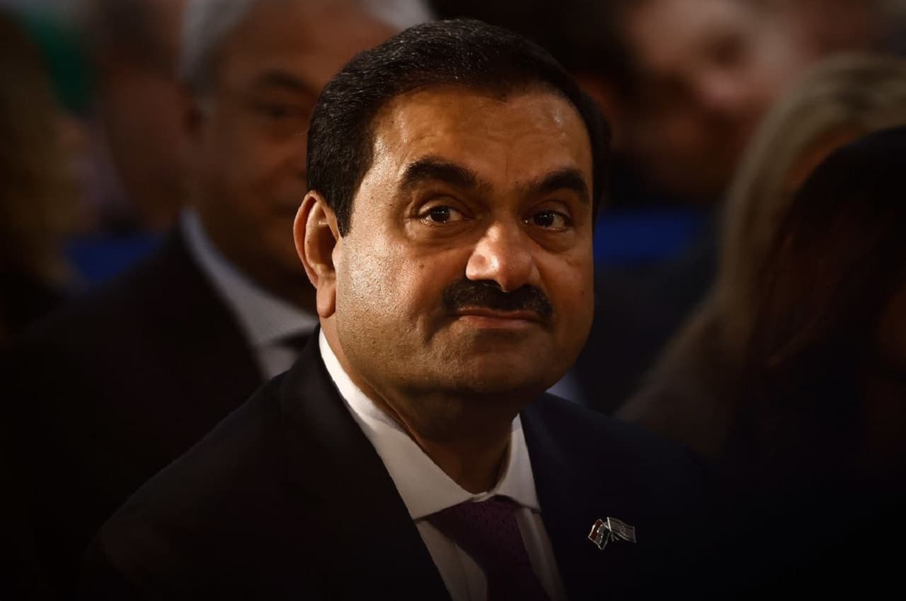 Hindenburg Effect: नहीं आ रहे अच्छे दिन! एक रिपोर्ट ने दिया ऐसा झटका जो Gautam Adani की कुल संपत्ति हो गई इतनी कम