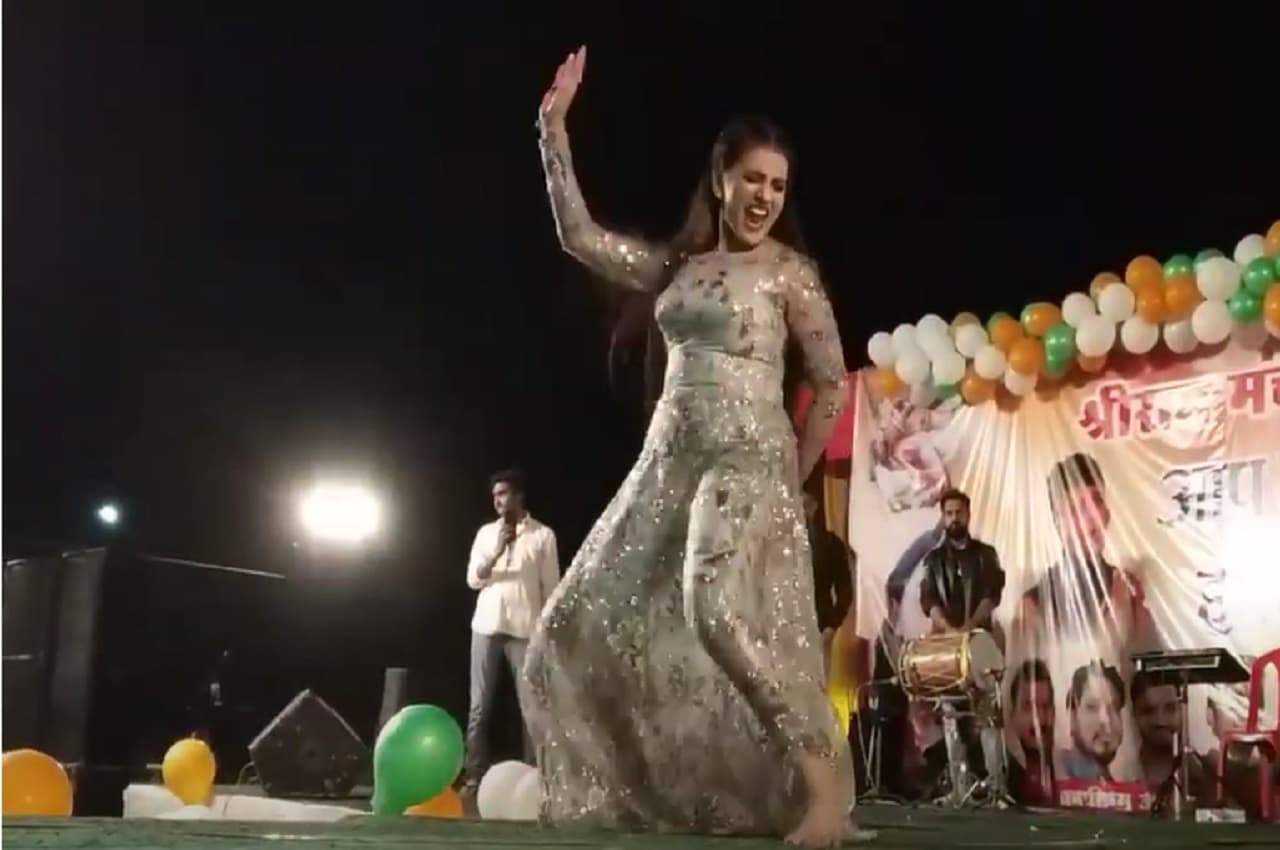 Viral Video: जोशीली अक्षरा सिंह ने स्टेज पर उठा दिया धुंआ, भोजपुरी गाने पर कर डाला बवाल डांस