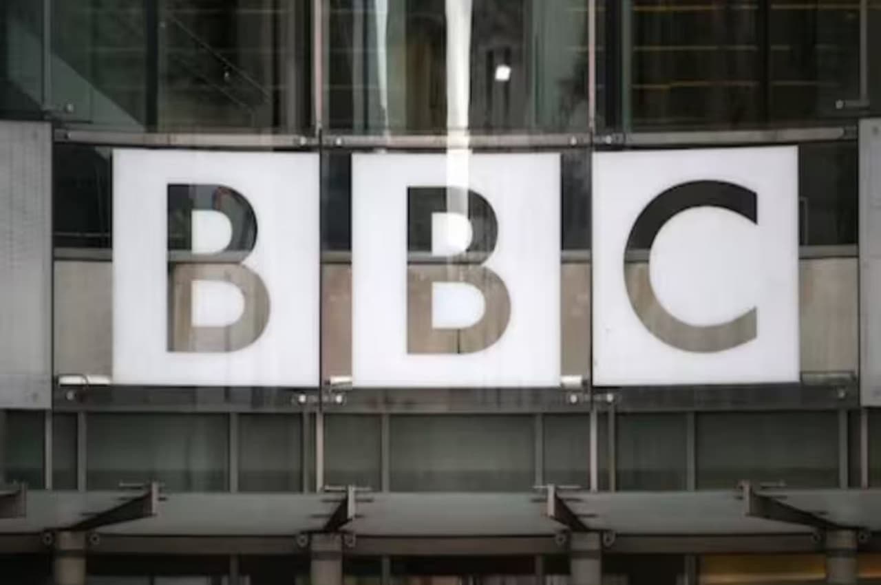 BBC office income tax survey: ब्रिटिश ब्रॉडकास्टिंग कॉर्पोरेशन का नेट वर्थ कितना है?