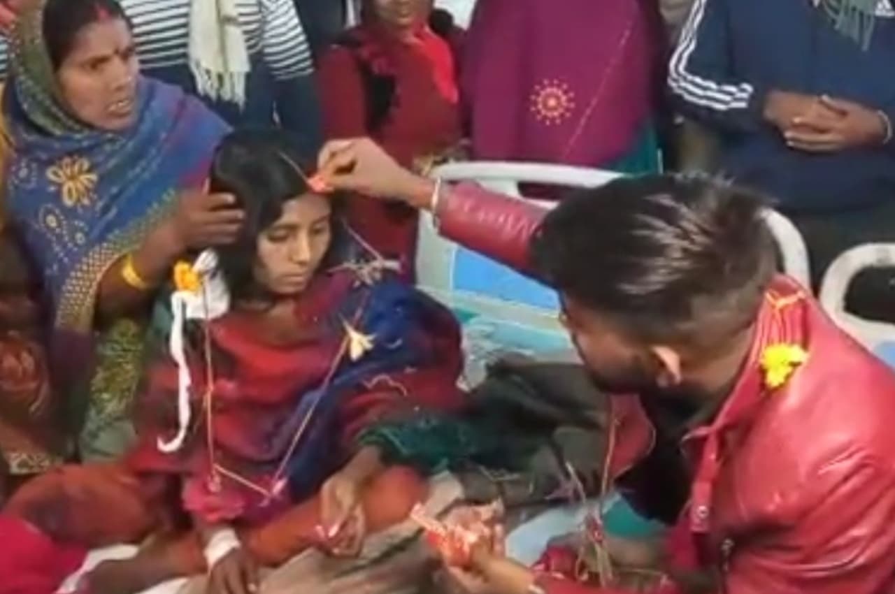 Unique Marriage: न लग्न- न मुहूर्त...अस्पताल में प्रेमिका की मांग में भरा सिंदूर, बेड पर बैठकर एक-दूजे को पहनाई वरमाला