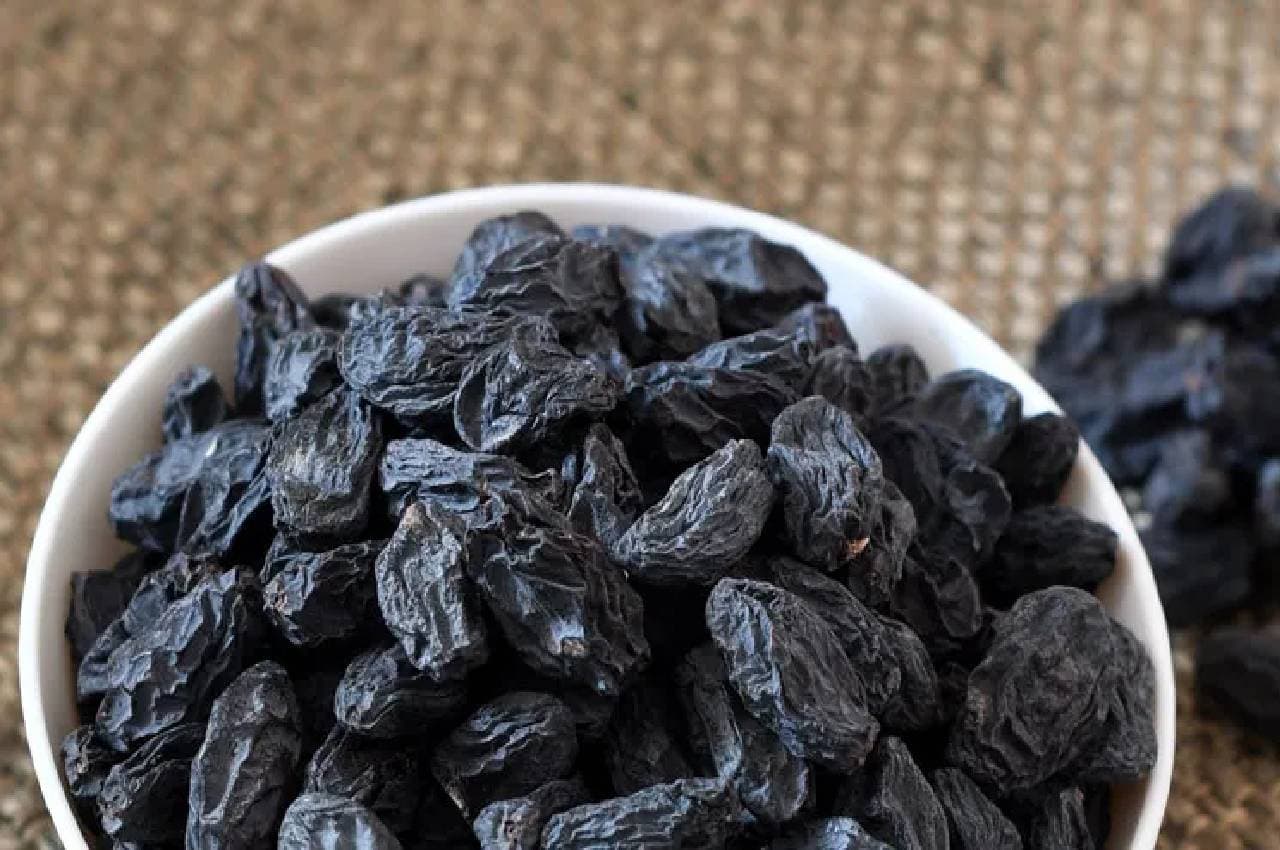 Black Raisins: काली किशमिश सेहत के लिए होती है वरदान, मिलते हैं 5 रामबाण फायदे