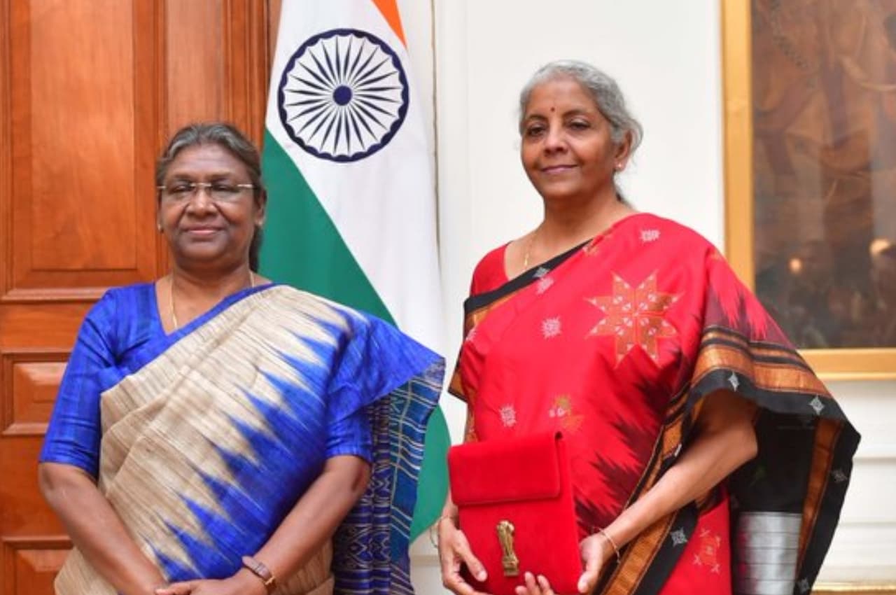Budget 2023: संबलपुरी सिल्क साड़ी में नजर आईं वित्त मंत्री, लाल रंग के हैं खास मायने