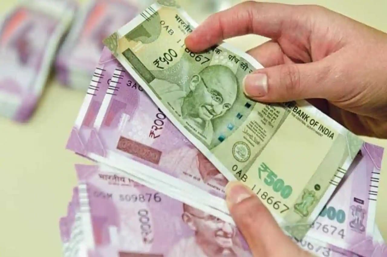 Bank FD Rate Increased: वरिष्ठ नागरिकों को FD पर 8.30% रिटर्न दे रहा है यह बैंक, चेक करें डिटेल