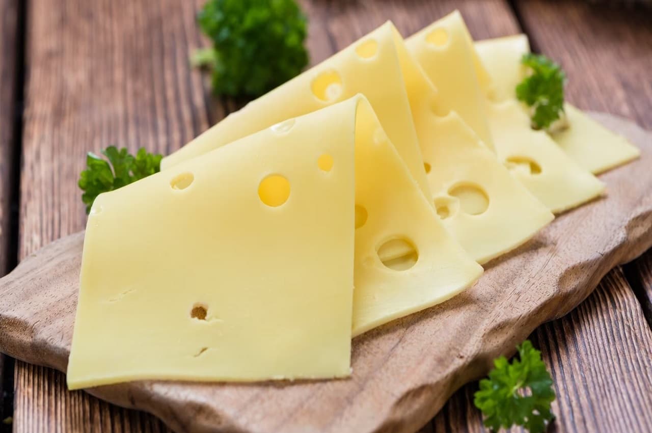 Cheese Lovers Alert: अगर चीज खाने के बहुत नुकसान है तो फायदे भी कुछ कम नहीं, शौकीन लोगों को जाननी चाहिए ये बातें