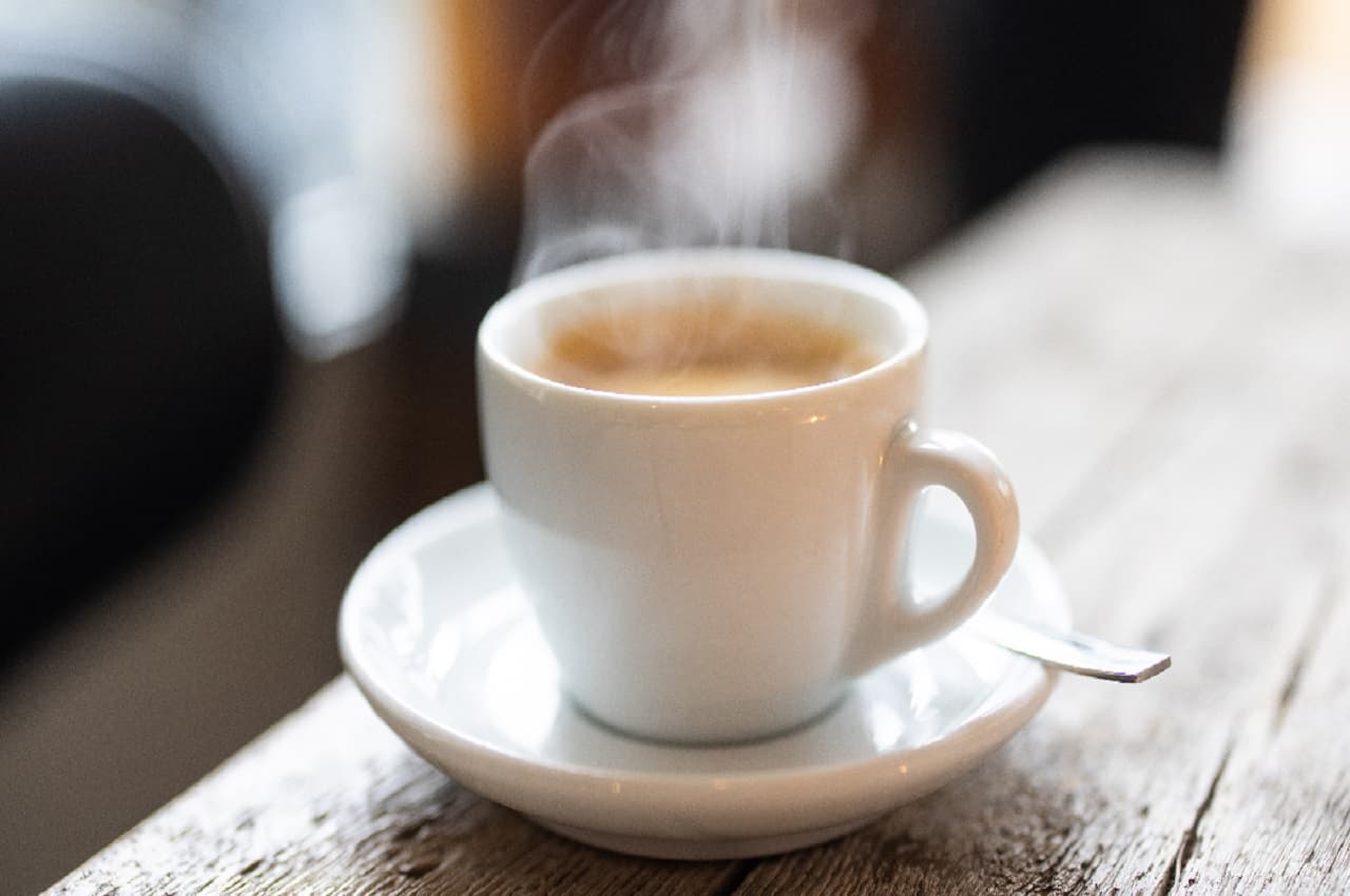 Coffee Fact: खाली पेट कॉफी पीने वाले हो जाएं सतर्क, सही टाइम जानें