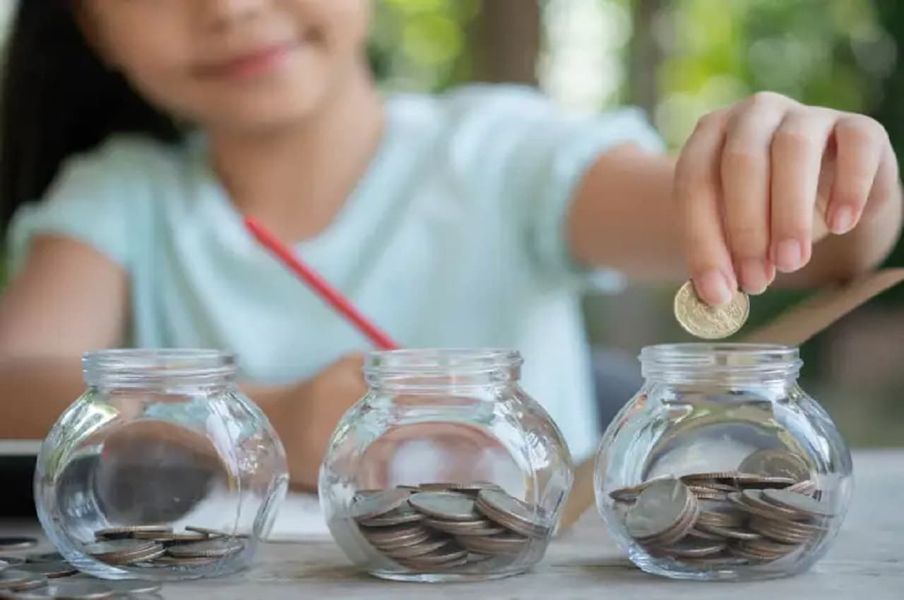 Sukanya Samriddhi Yojana: रोजाना 35 रुपये जमा करने पर मिलेंगे 5 लाख रुपये, बनेगा बेटी का जीवन! चेक करें डिटेल