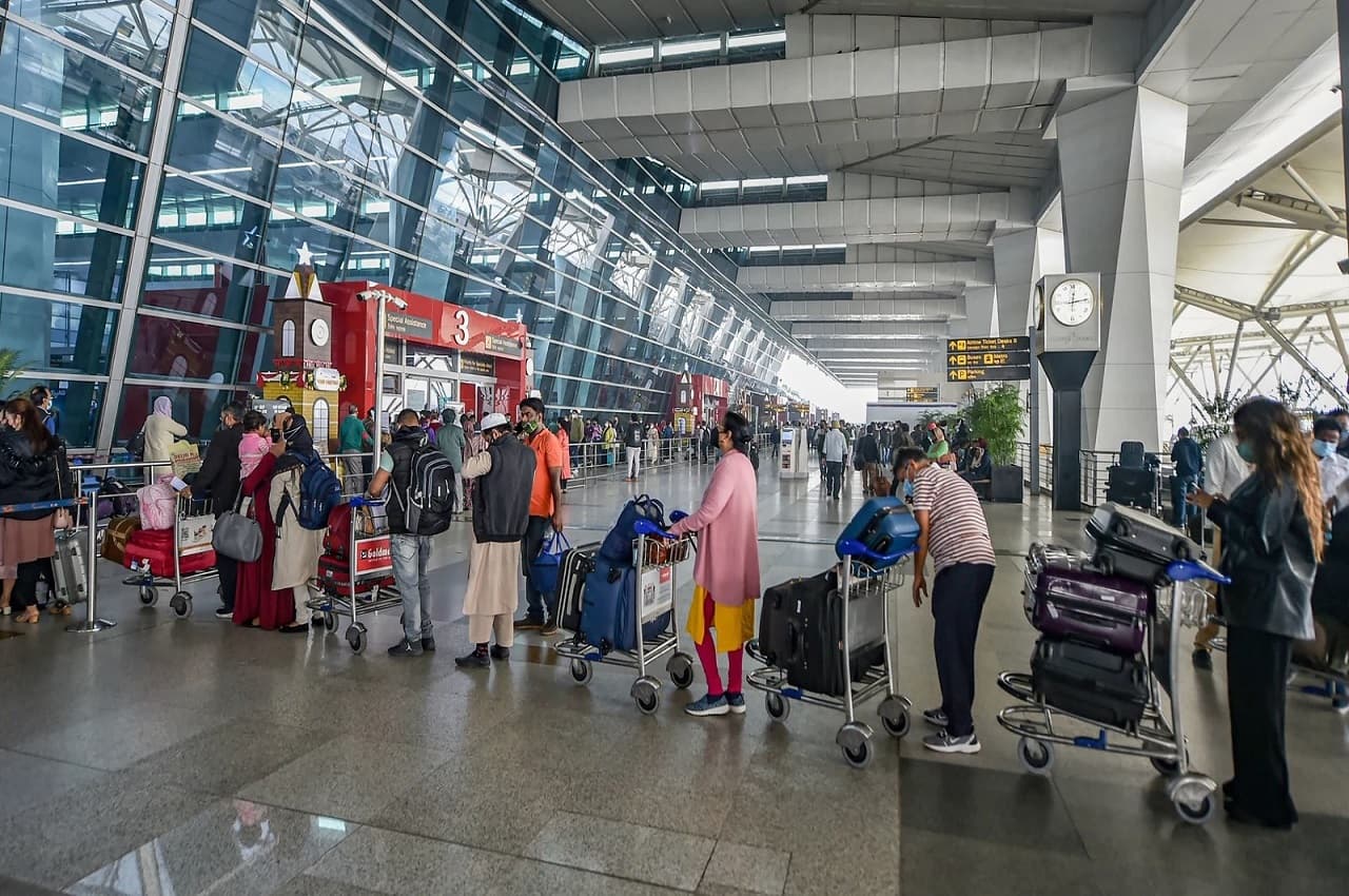 Senior Citizen Free Travel: वरिष्ठ नागरिकों के लिए अच्छी खबर! सरकार ने की मुफ्त हवाई यात्रा की घोषणा