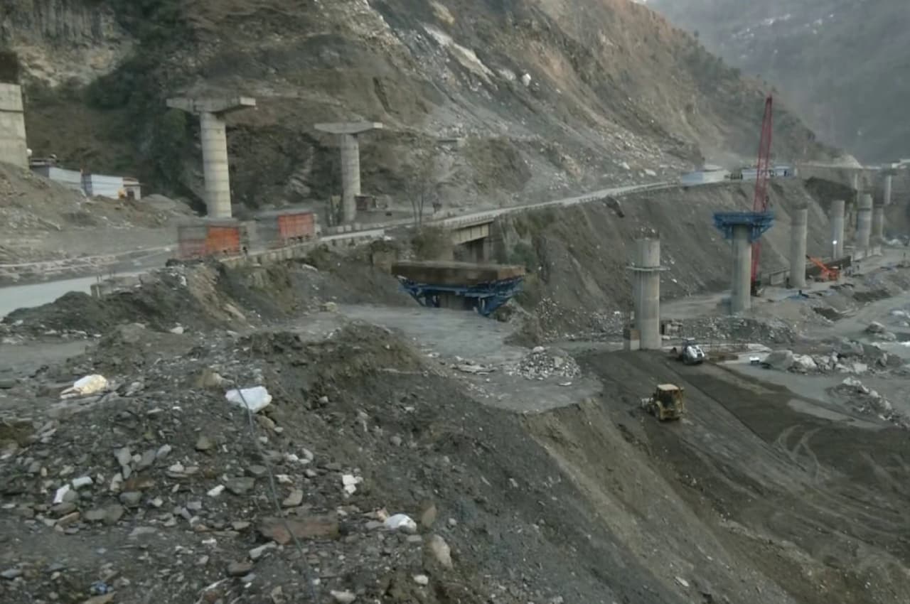 Jammu Kashmir: रामबन में ढहे तीन मकान, महिला बोली- अब हम कहां जाएंगे? भूस्खलन की बताई ये वजह...
