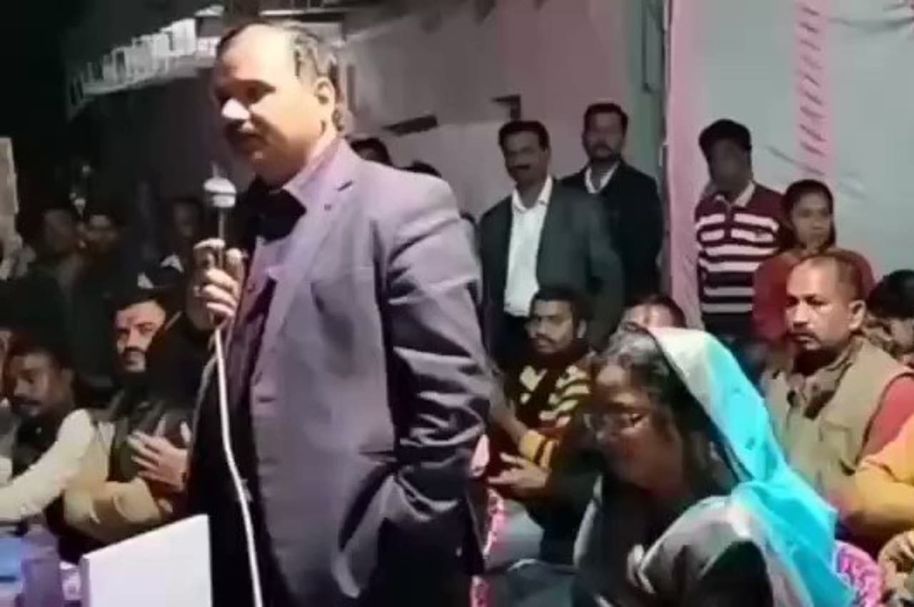 पन्ना: जिला कलेक्टर का पीएम मोदी और सीएम शिवराज की तारीफ करते वीडियो वायरल, कांग्रेस ने कहा- छोड़िए नौकरी, लड़िए चुनाव