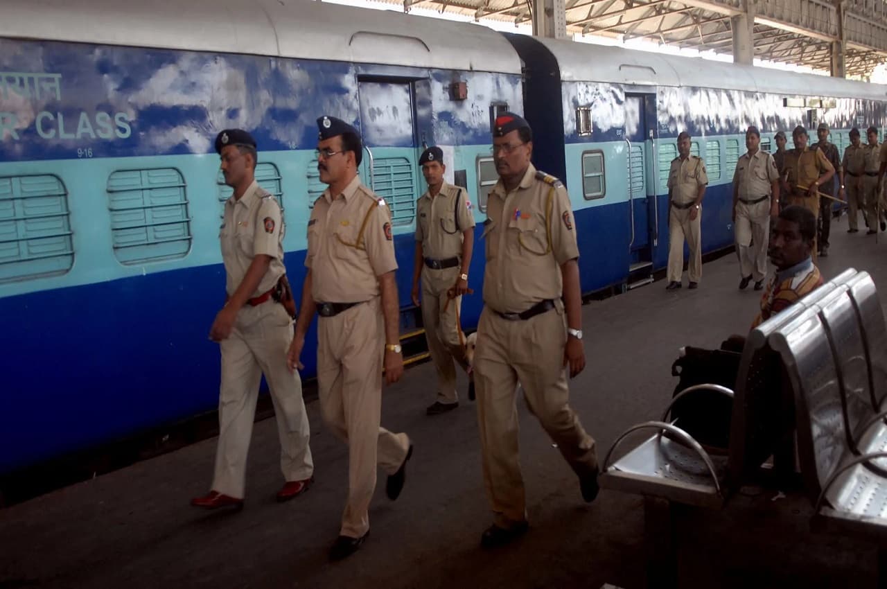 Train Ticket Rules: रेल यात्रा के दौरान आपका टिकट चेक नहीं कर सकती रेलवे पुलिस, जानें टिकट के नियमों के बारे में