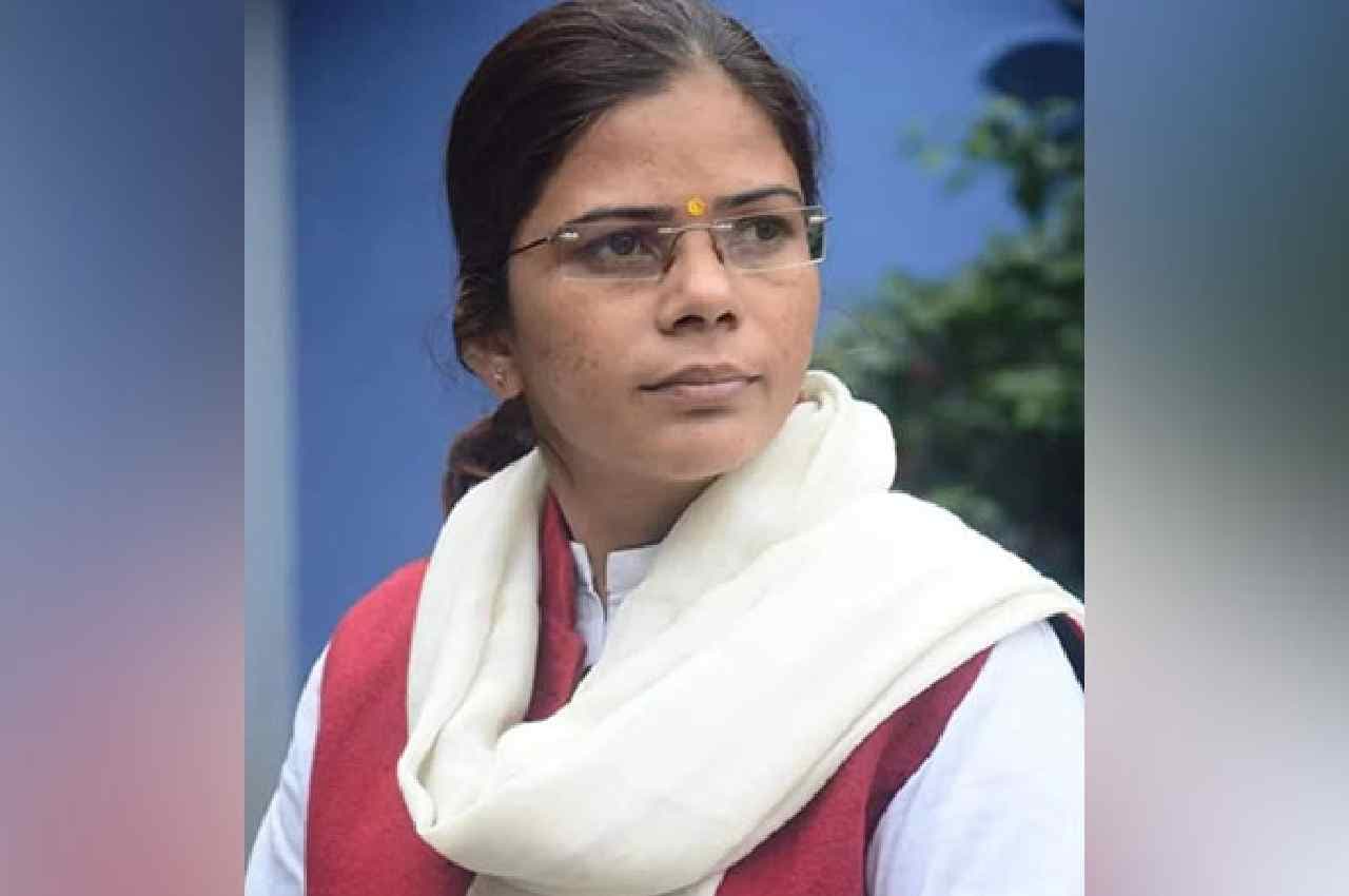 UP News: सपा से बर्खास्त ऋचा सिंह ने चुनाव आयोग को लिखा पत्र, पार्टी के खिलाफ कार्रवाई की मांग की