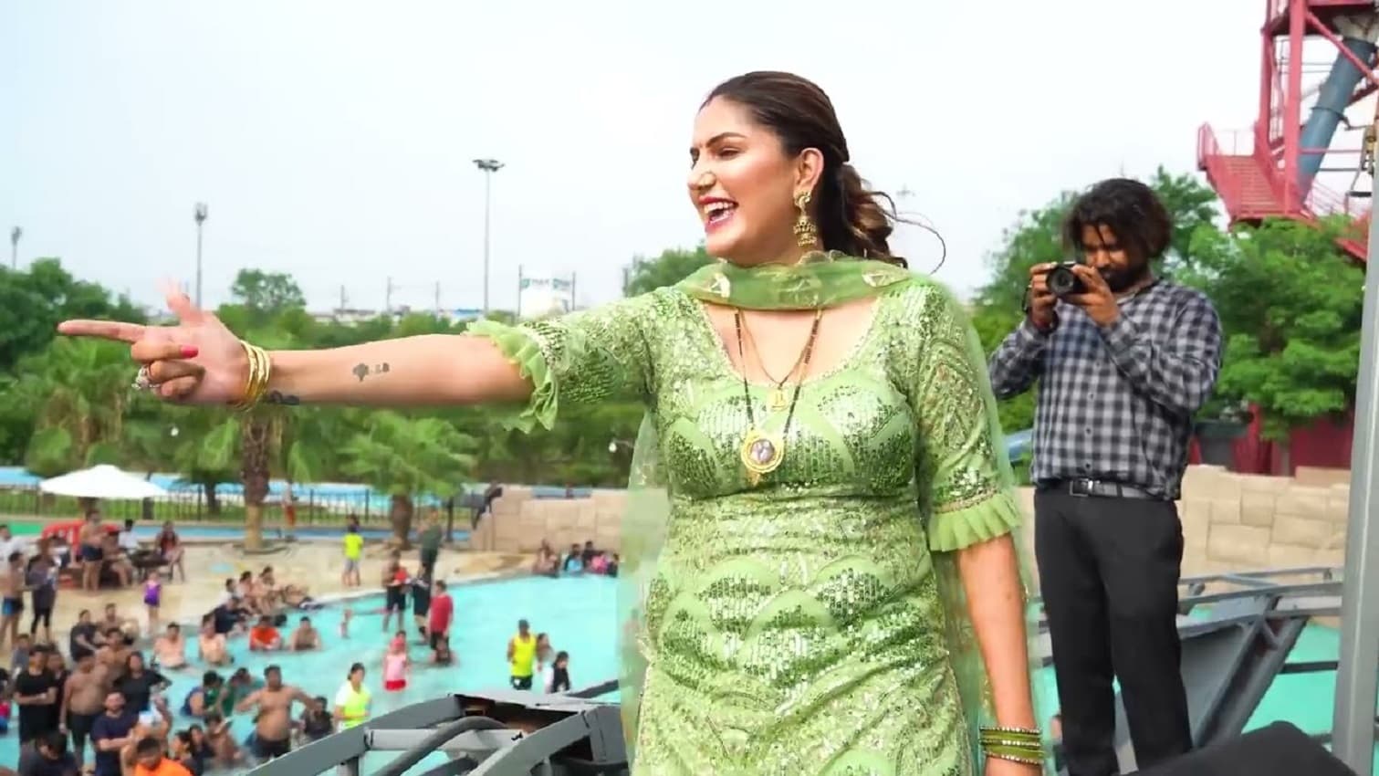Viral Video: स्विमिंग पूल के पास कयामत बनकर टूटी 'Sapna Choudhary', नहाते लोगों के साथ लगा दिए जबरदस्त ठुमके