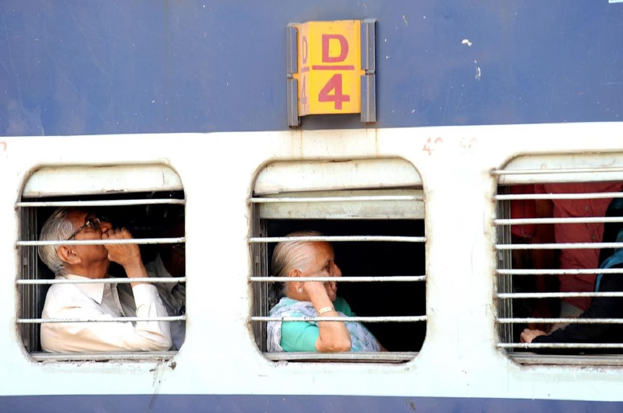Indian Railways: कमाई बढ़ाने के लिए रेलवे का बड़ा फैसला, वरिष्ठ नागरिकों को मिलेगी किराए में रियायत!