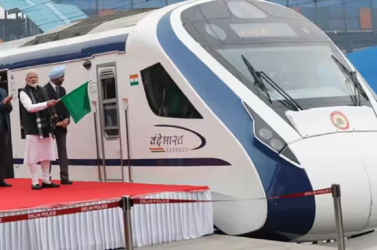 New Vande Bharat Express: पीएम मोदी ने सेमी-हाई स्पीड ट्रेन को दिखाई हरी झंडी, जानिए- रूट और किराया
