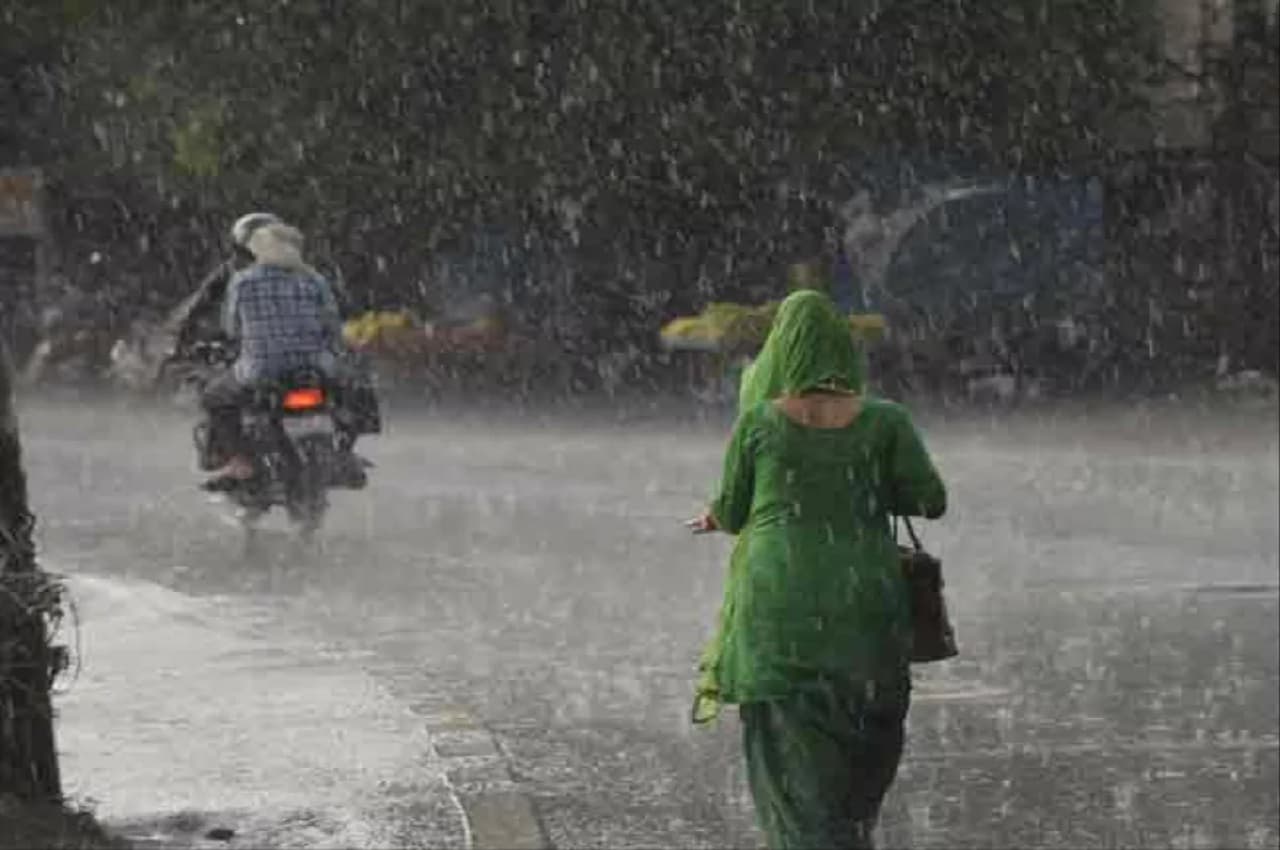 Weather Update: बारिश के साथ तेज हवाएं बिगड़ेंगी मौसम, आने वाले घंटे यूपी, बिहार समेत इन राज्यों के लिए भारी!