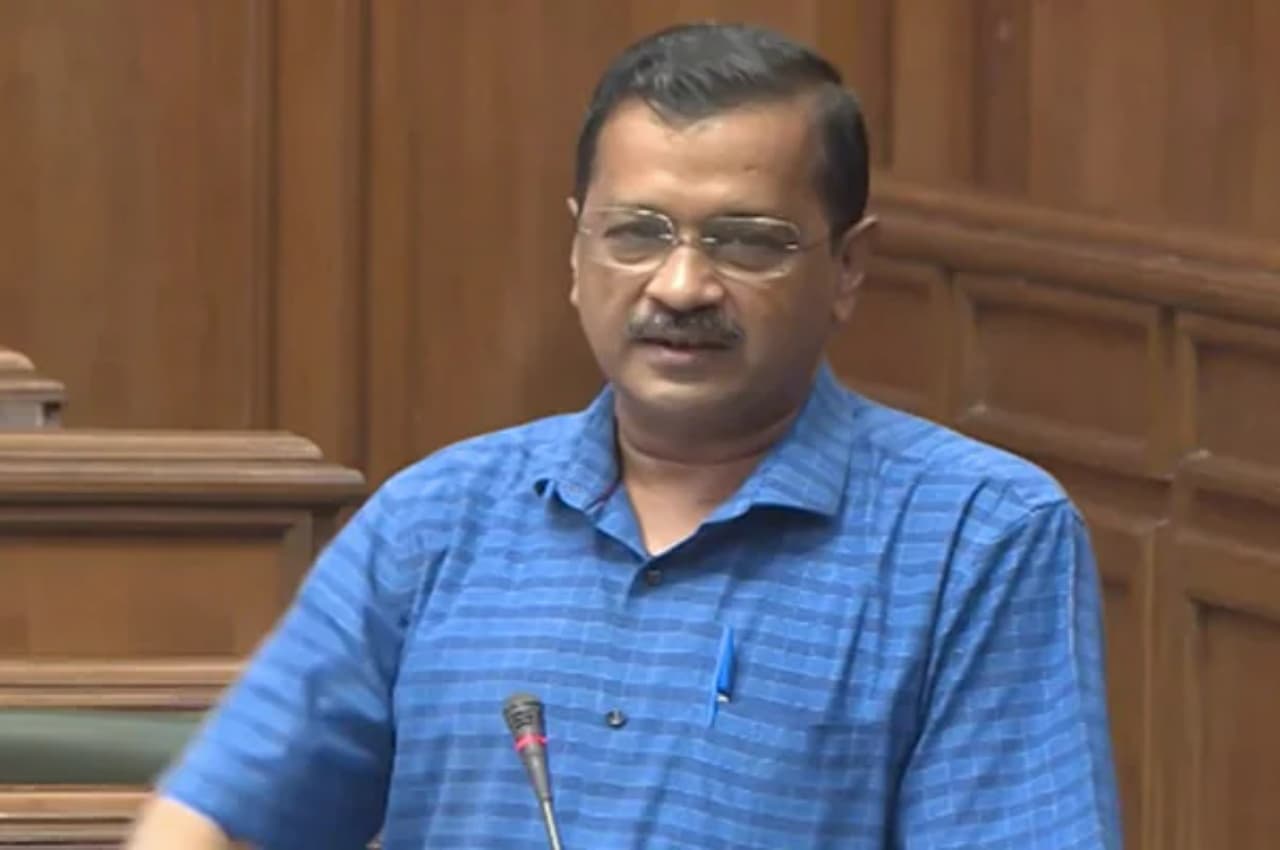 Delhi Budget: विधानसभा में केजरीवाल बोले- LG को बजट रोकने का अधिकार नहीं, ऊपर से नीचे तक 'अनपढ़ों की जमात'
