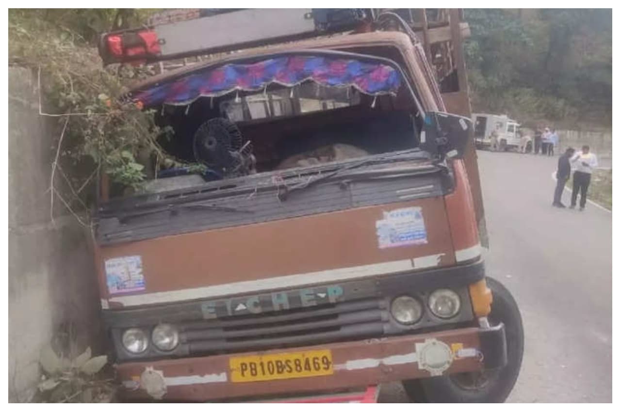 ऊना में चलते टेंपो का ब्रेक फेल, पहाड़ी से टकराया, 12 से ज्यादा घायल