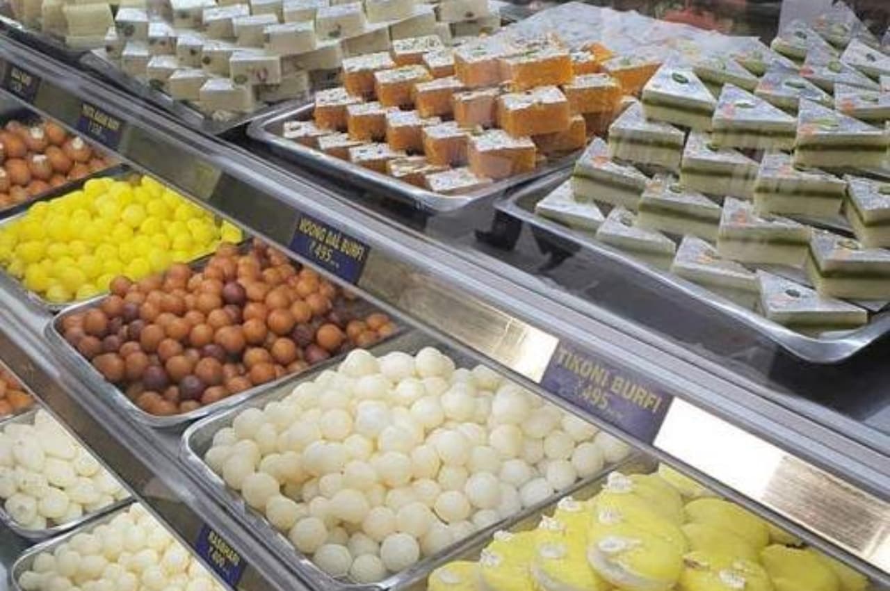 गोरखपुर में होली पर खपाई जा रही मिलावटी मिठाई, फूड विभाग की छापेमारी