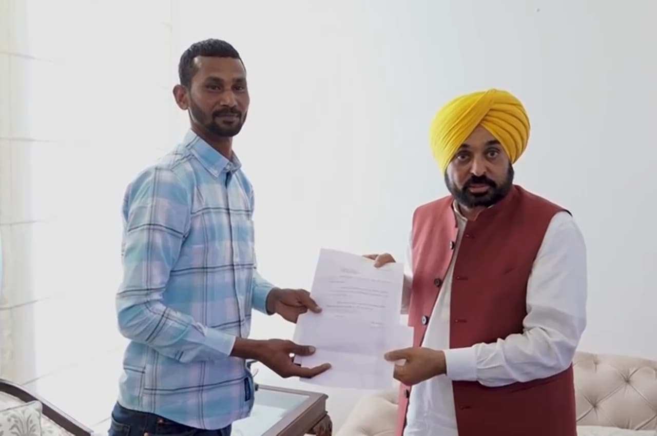 भगवंत मान नियुक्ति पत्र देते हुए Bhagwant Mann, Paramjeet Kumar, Hockey, Punjab News, AAP