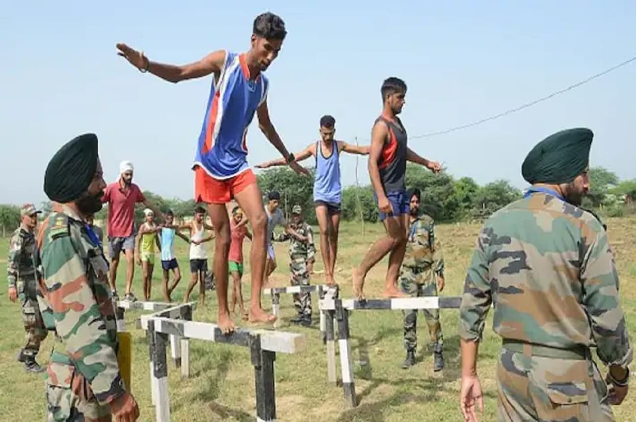 Agniveers in BSF: अग्निवीरों के लिए केंद्र ने की आरक्षण की घोषणा, चार साल की नौकरी के बाद सेना में भर्ती तय!