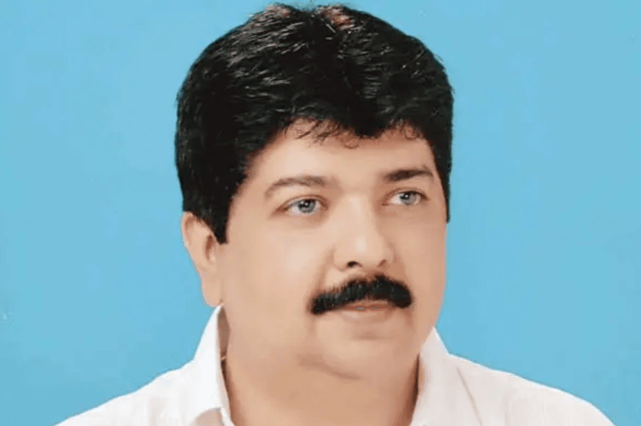 देवेंद्र फडणवीस की पत्नी को ब्लैकमेल करने वाली डिजाइनर का पिता गुजरात से गिरफ्तार, 5 राज्यों में दर्ज हैं 17 केस