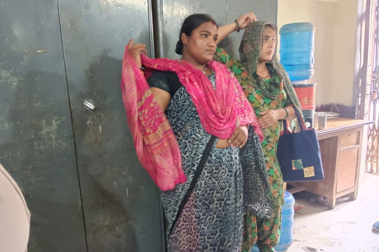 औरंगाबाद में महिला स्नैचर्स से भिड़ गईं जीविका दीदी, सड़क पर गिराकर पीटा, किया पुलिस के हवाले