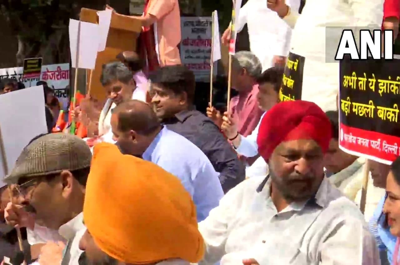 Delhi BJP Protest: दिल्ली में आम आदमी पार्टी की सरकार के खिलाफ बीजेपी का प्रदर्शन