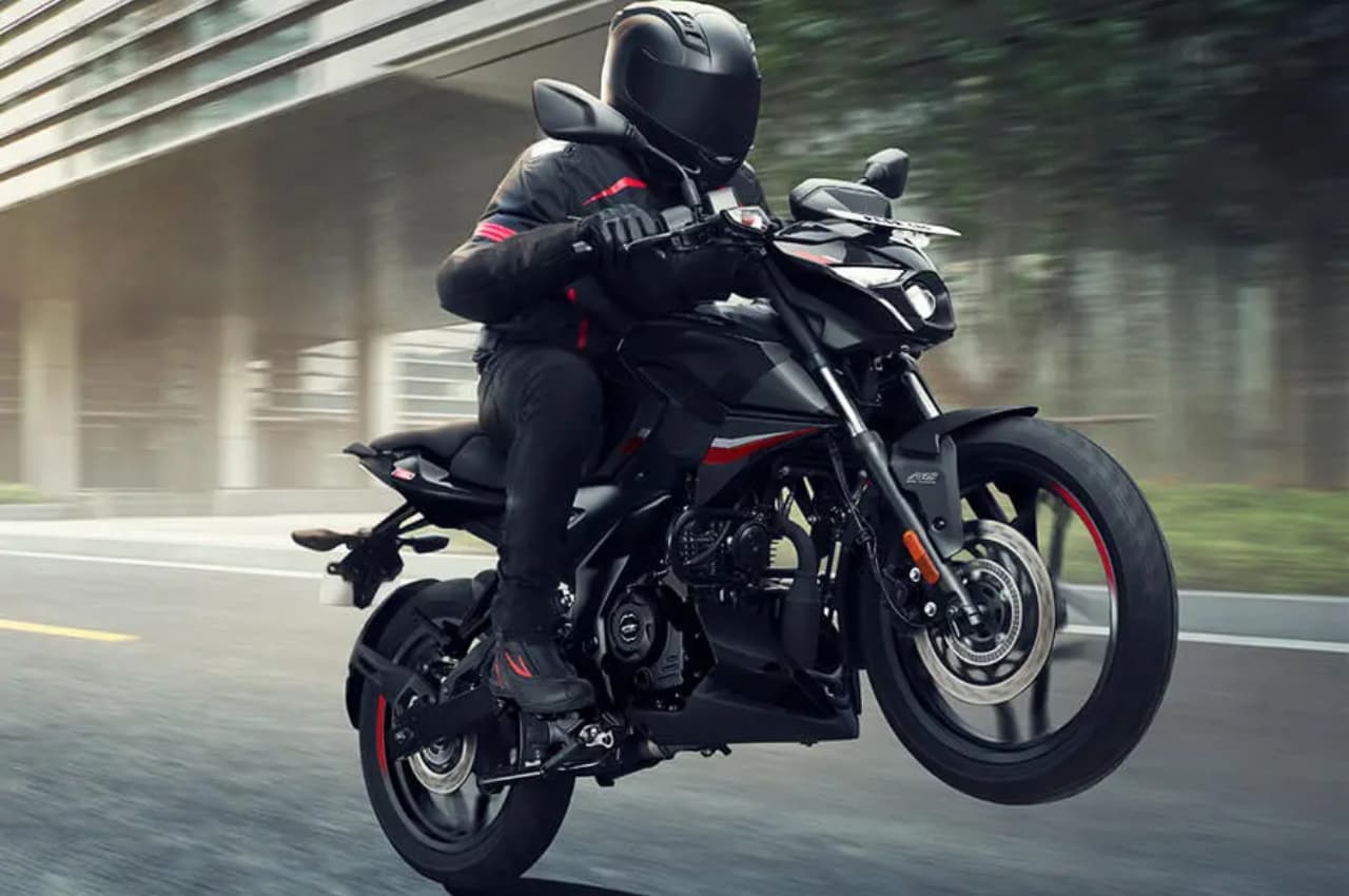 Bajaj की इस बाइक में Best सेफ्टी फीचर्स और attractive कलर ऑप्शन, जानें कीमत  