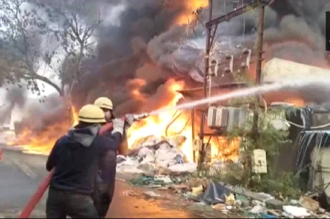 Bharuch GIDC Fire: गुजरात के भरूच में पैकेजिंग कंपनी में लगी भीषण आग, 3 KM दूर तक दिखा धुएं का गुब्बार