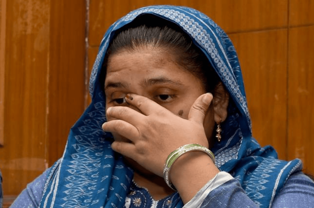 Bilkis Bano case: सुप्रीम कोर्ट ने केंद्र और गुजरात सरकार से कहा- 'दोषियों की रिहाई के आधार का दस्तावेज लाइए'