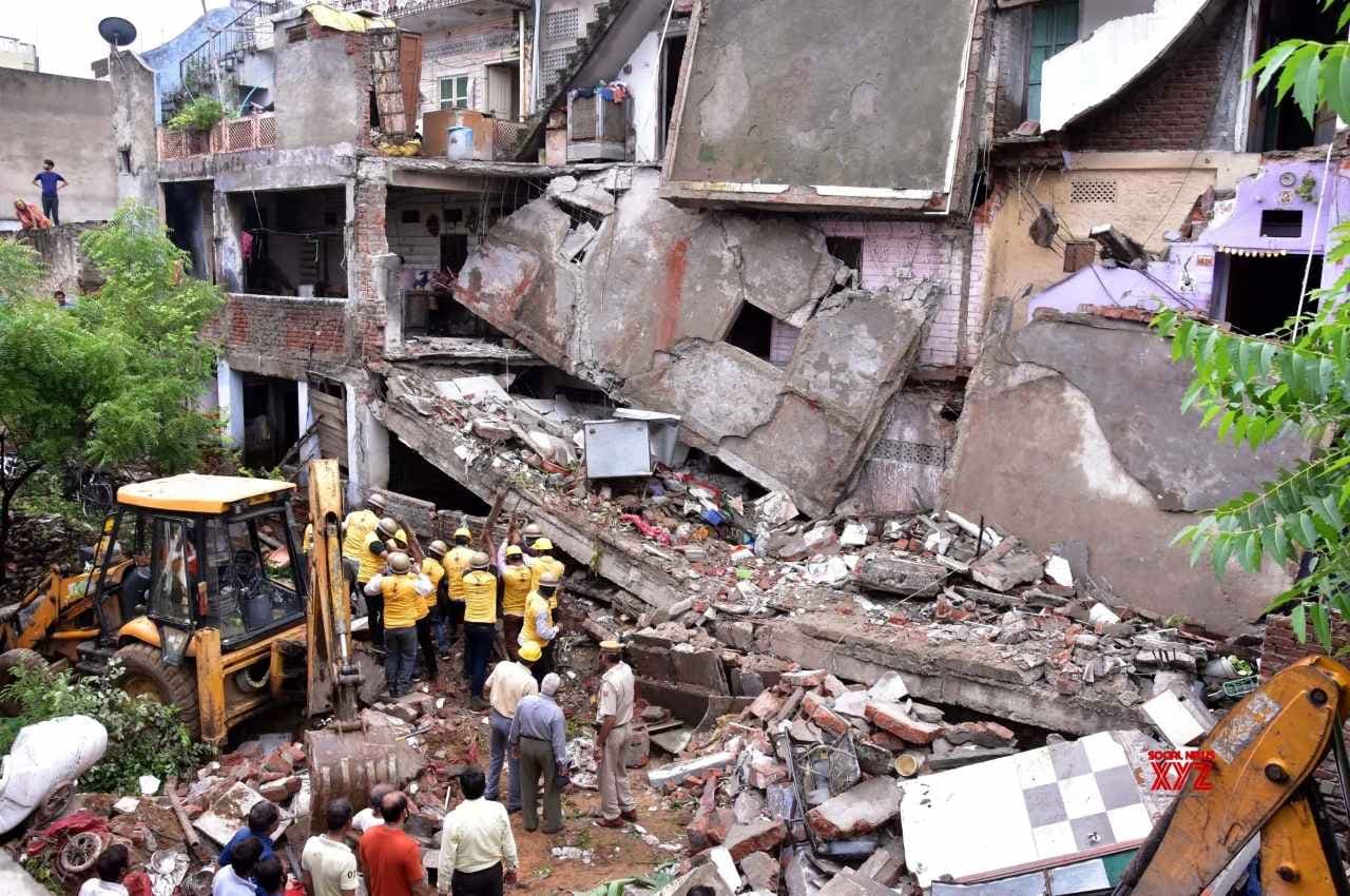 Jaipur News: झोटवाड़ा में निर्माणाधीन तीन मंजिला दूकान की छत गिरी, 9 मजदूर दबे