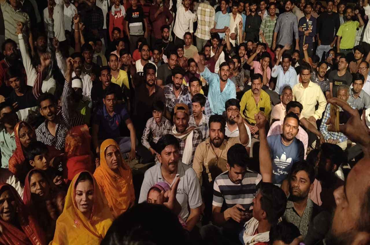 Churu News: सुजानगढ़ को जिला नहीं बनाने से नाराज लोगों ने नेशनल हाईवे 58 पर लगाया जाम, जानें...