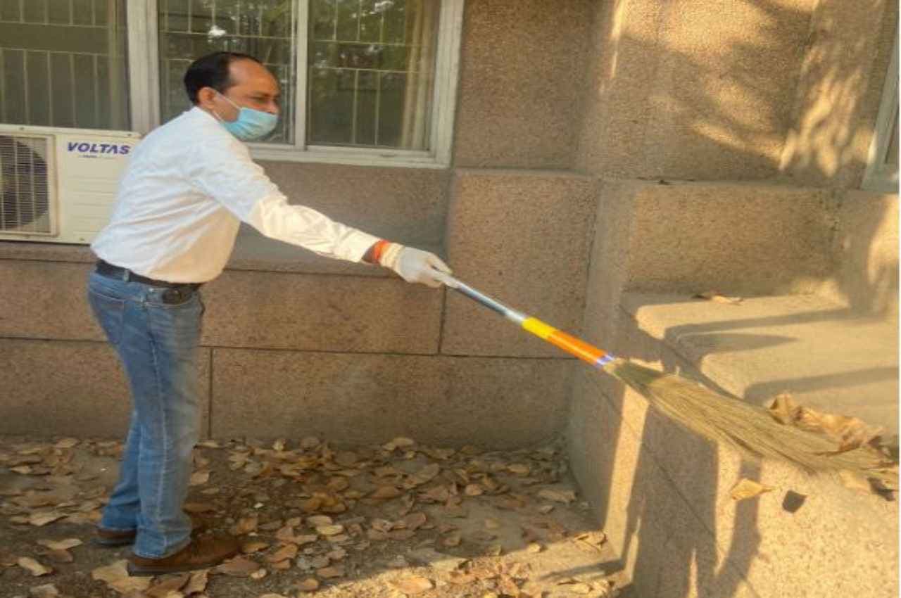 Greater Noida: डीएम ने कलेक्ट्रेट परिसर में लगाया झाडू, कर्मचारियों को दिया ये संदेश