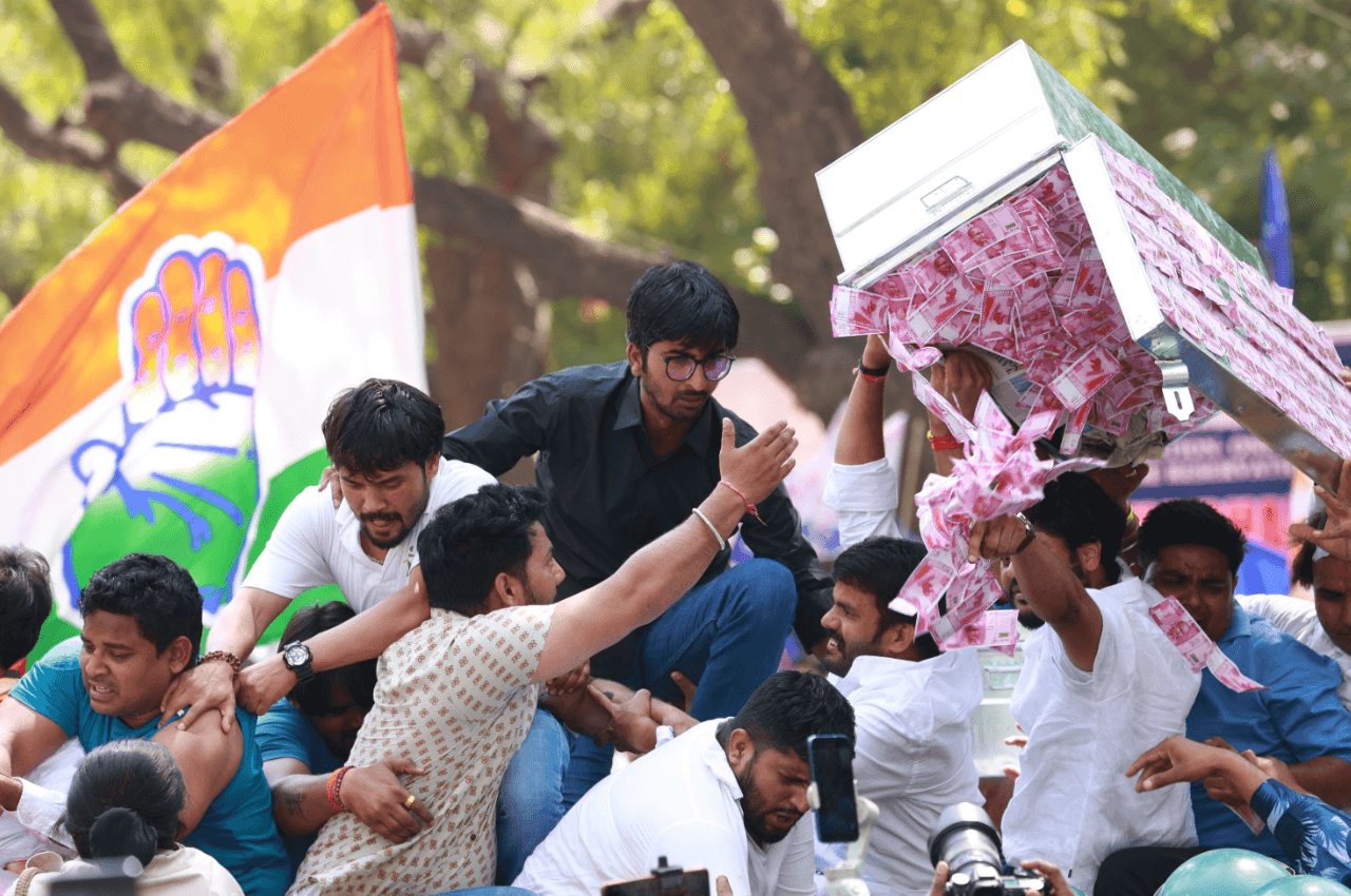Delhi Protest: जंतर-मंतर पर यूथ कांग्रेस ने किया प्रदर्शन, राहुल गांधी की सांसदी जाने और अडानी मुद्दे पर सरकार को घेरा