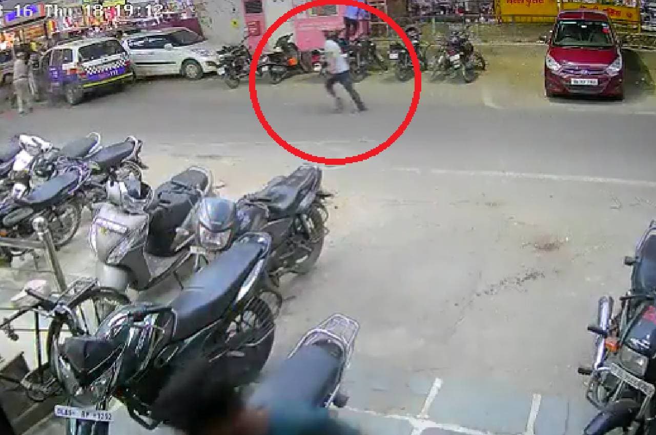 Viral Video: दिल्ली में शख्स ने चाकू से काटा अपना गला, फिर पिस्टल लेकर सड़कों पर दौड़ा, फायरिंग भी की