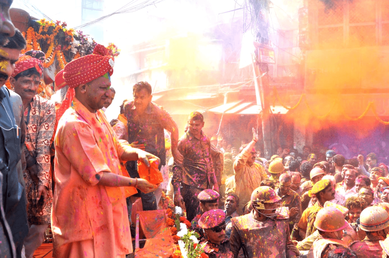 वृंदावन-बरसाना जैसी गोरखपुर में भी होली की धूम, CM योगी की अगुवाई में होलिका की राख से होती है रंगपर्व की शुरुआत