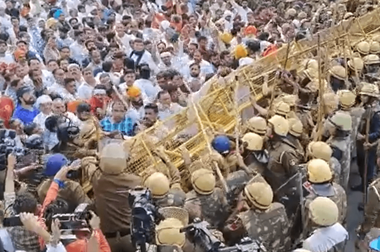 हरियाणा में ई-टेंडरिंग का विरोध कर रहे सरपंचों पर लाठीचार्ज, पंचकूला-चंडीगढ़ बॉर्डर पर शुरू किया धरना