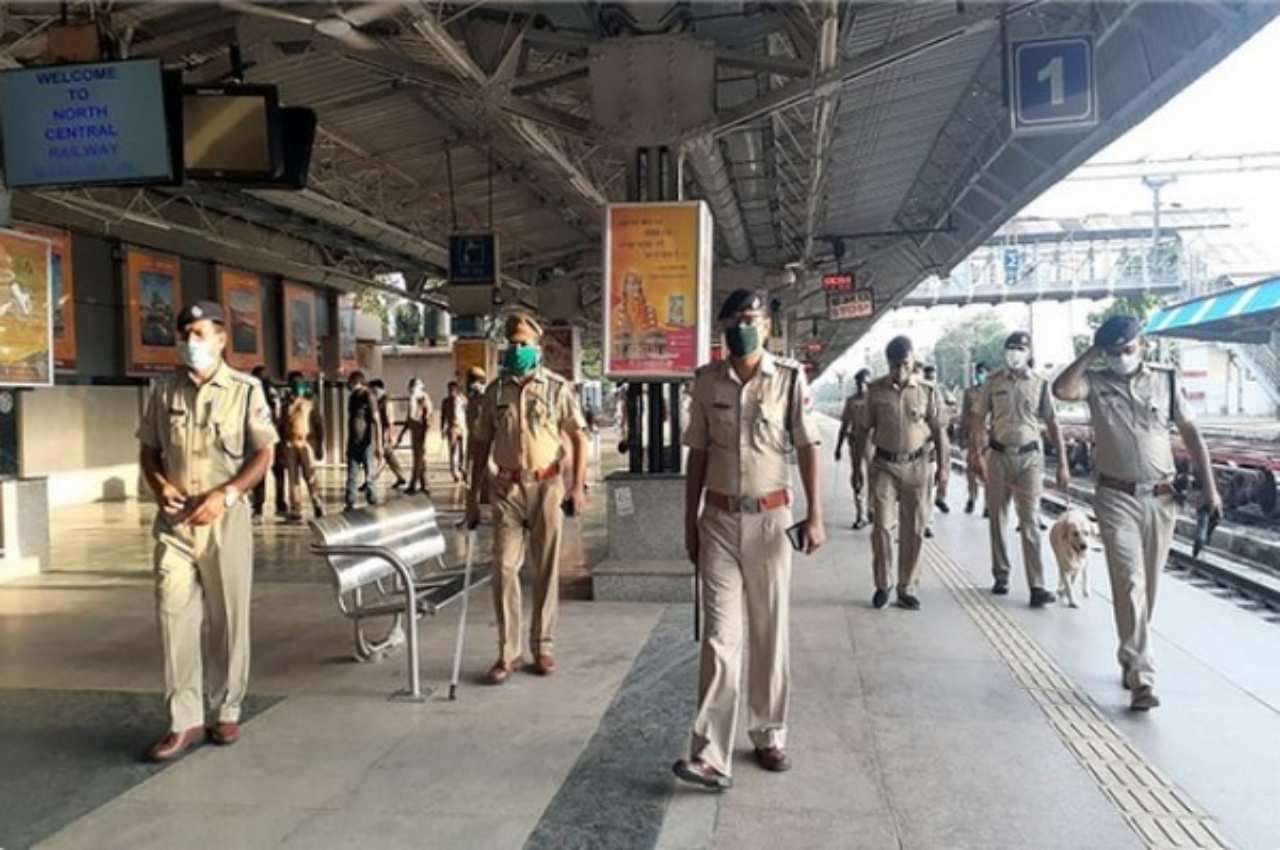 Holi 2023: होली और शब-ए-बारात से पहले यूपी के इस जिले में धारा 144 लागू, स्टेशनों पर बढ़ाई फोर्स