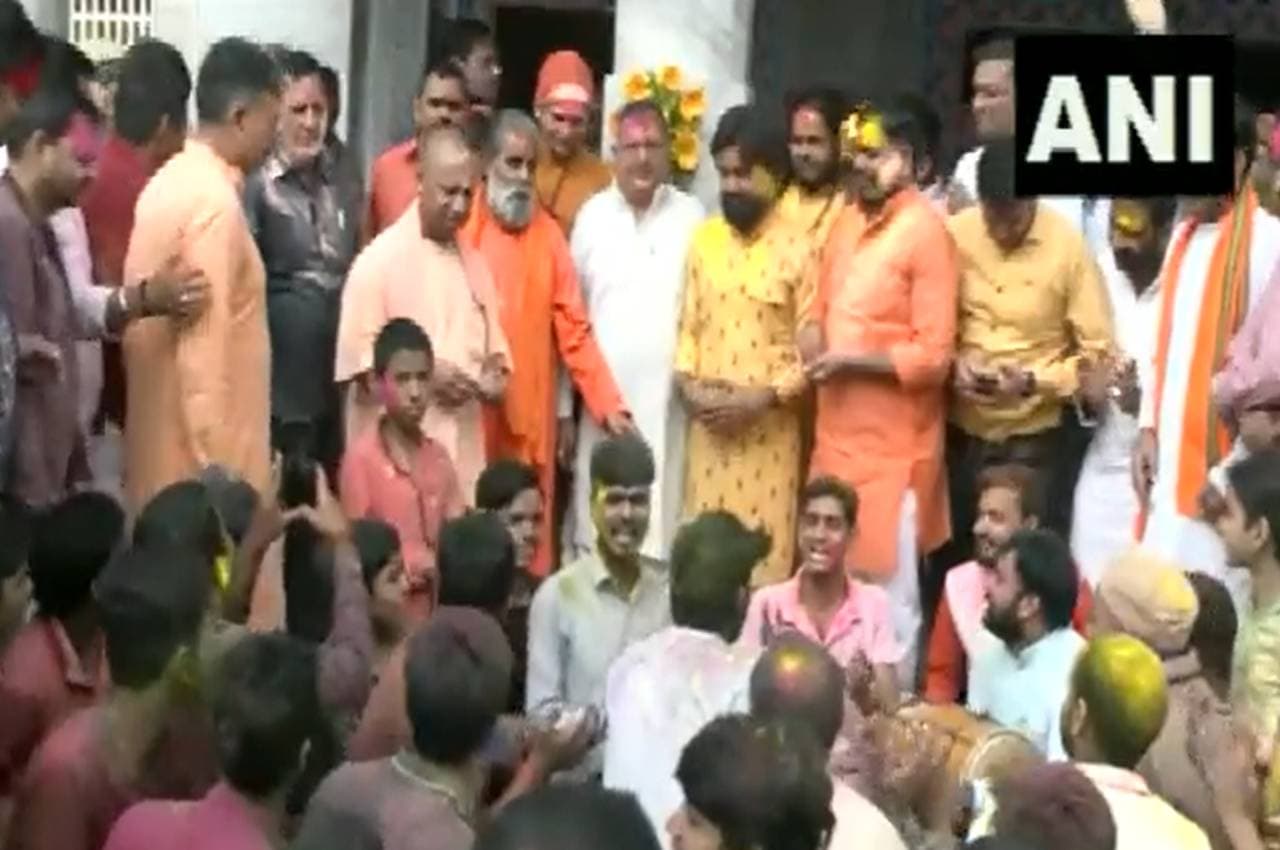 Holi 2023: गोरखपुर मंदिर पहुंचे CM योगी, रसिया गायन के बीच खेली होली, देखें Video
